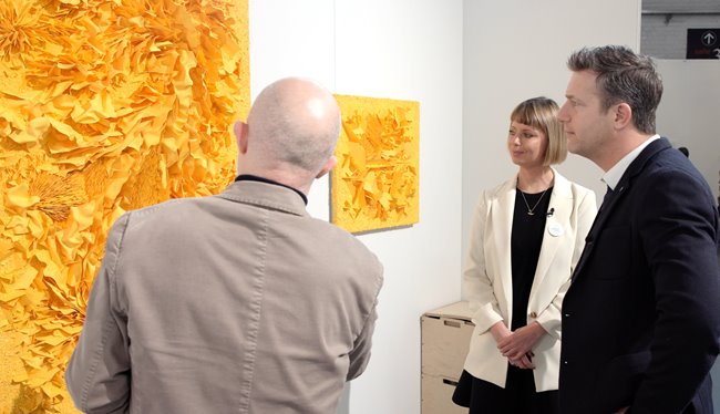 Sophie Clauwaert, Art Advisor chez Puilaetco, et Gilles Parmentier, codirecteur de ceramic brussels.